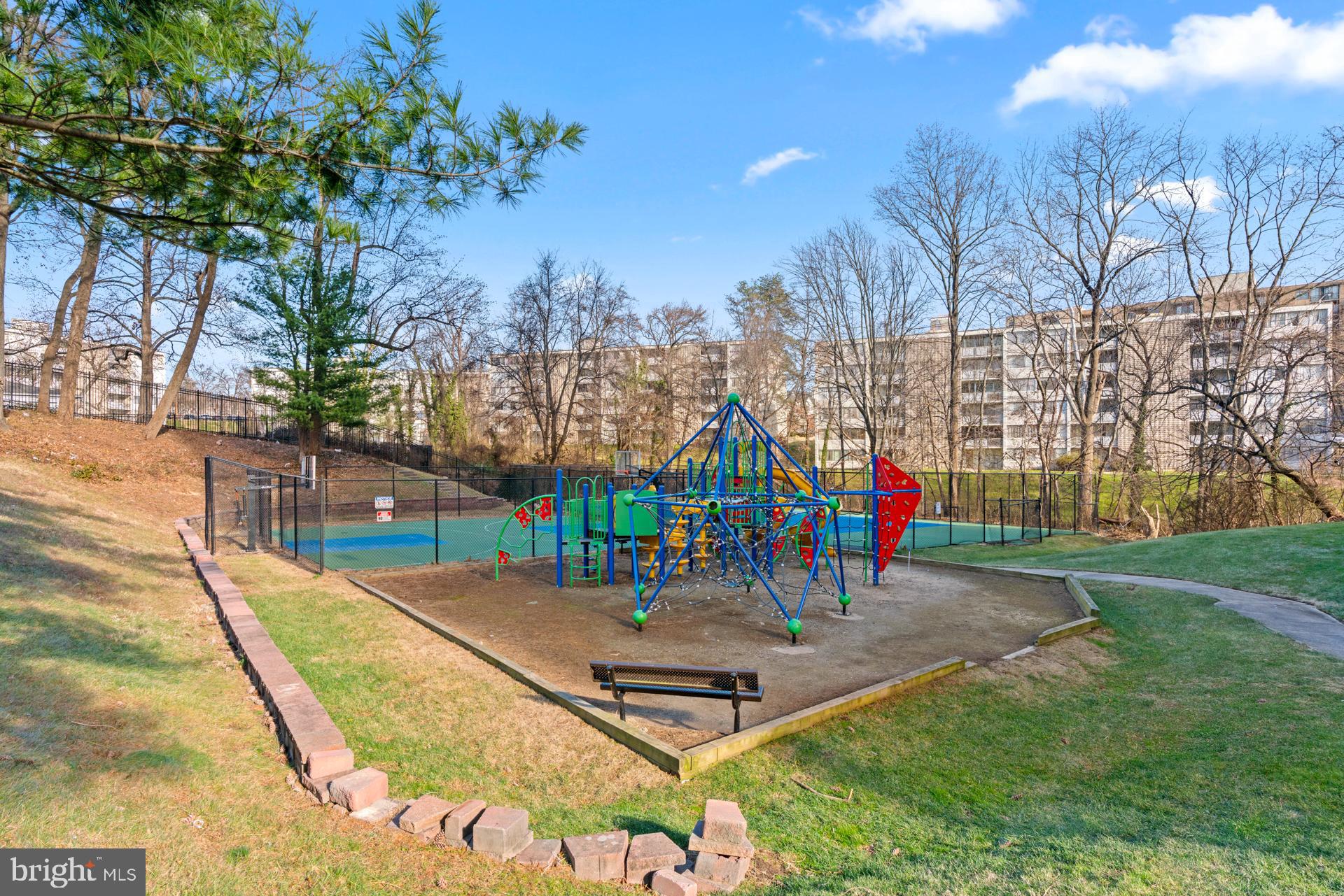 PRESIDENTIAL TOWERS - Residential