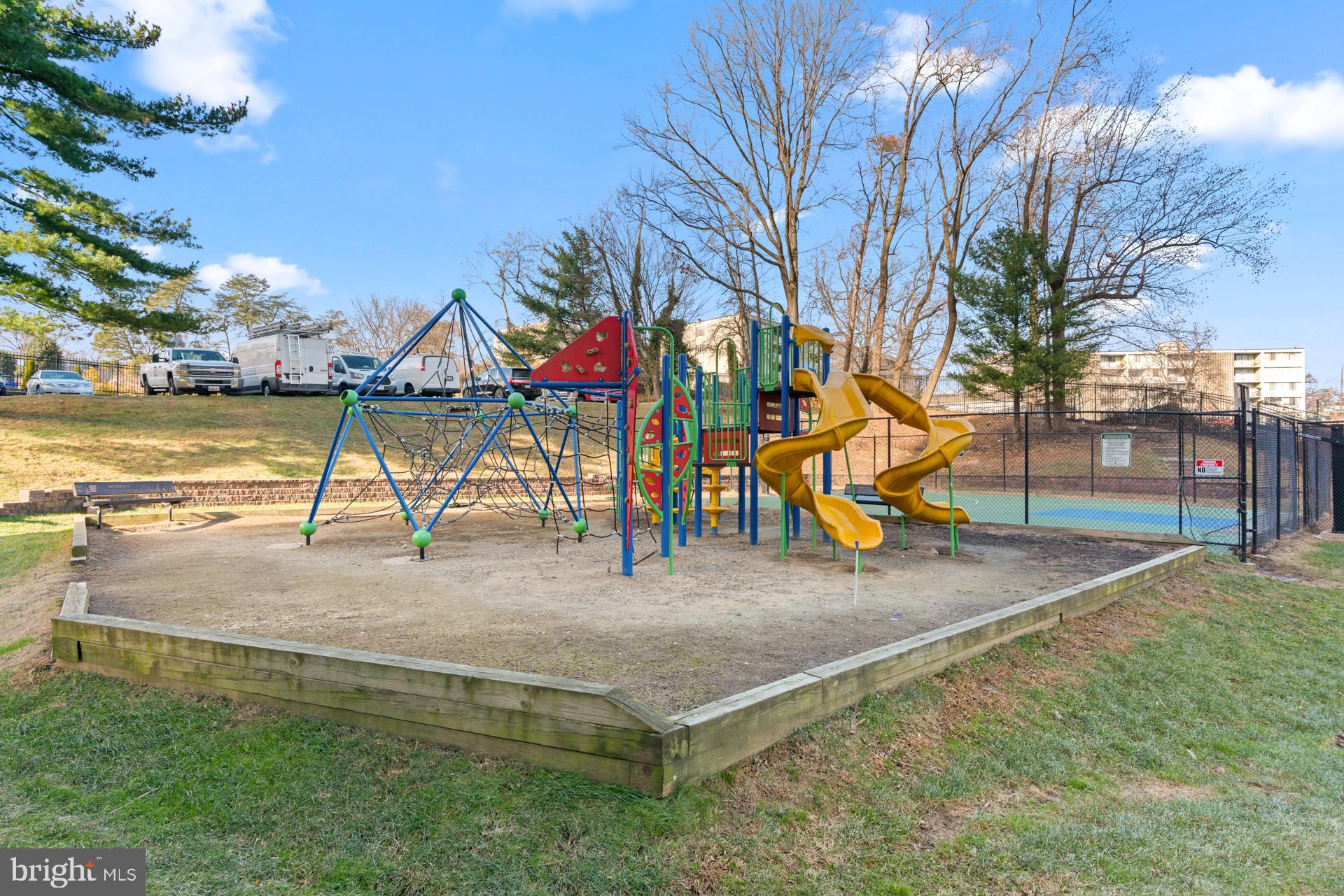 PRESIDENTIAL TOWERS - Residential