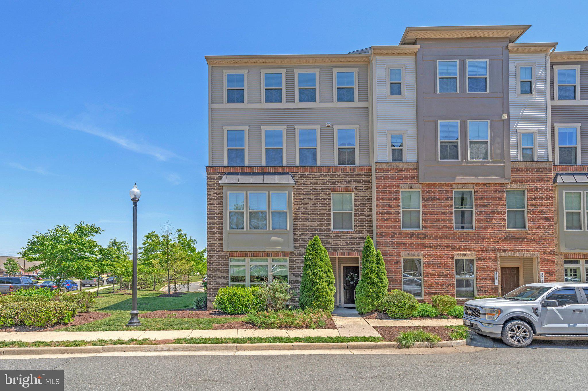 LOUDOUN CROSSING CONDOMINIUM - Residential