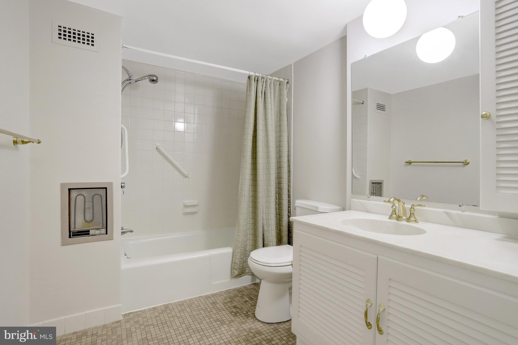 VIRGINIA SQUARE - Residential Lease