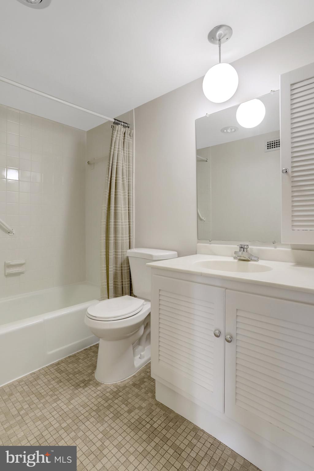 VIRGINIA SQUARE - Residential Lease