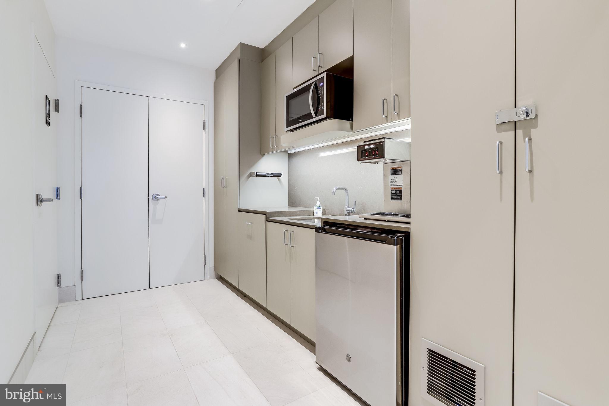 VIRGINIA SQUARE - Residential Lease