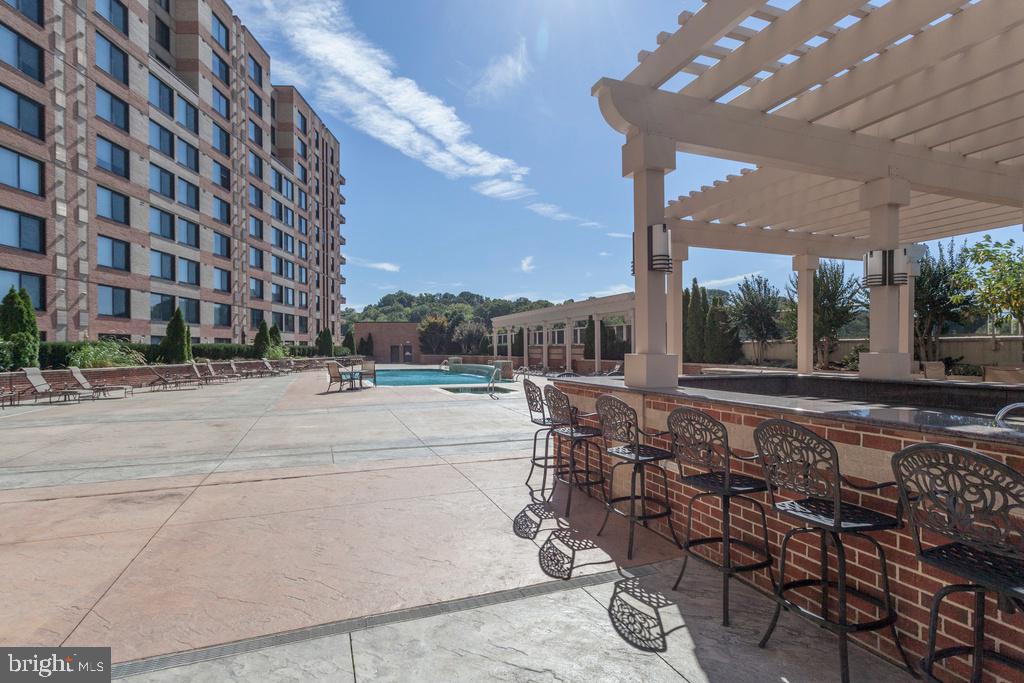 MIDTOWN ALEXANDRIA STATION CONDOMINIUM - Residential Lease