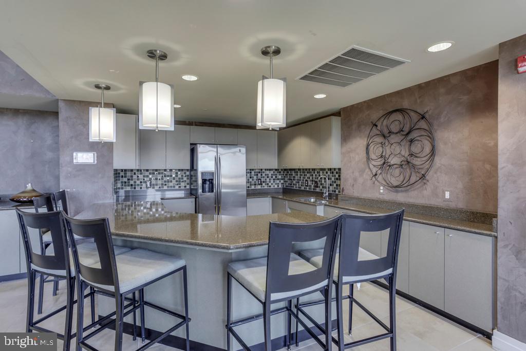 MIDTOWN ALEXANDRIA STATION CONDOMINIUM - Residential Lease