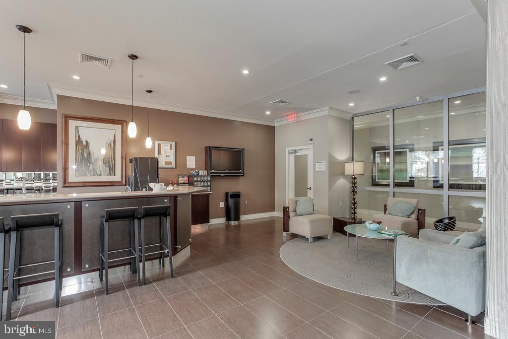 MIDTOWN ALEXANDRIA STATION CONDOMINIUM - Residential Lease