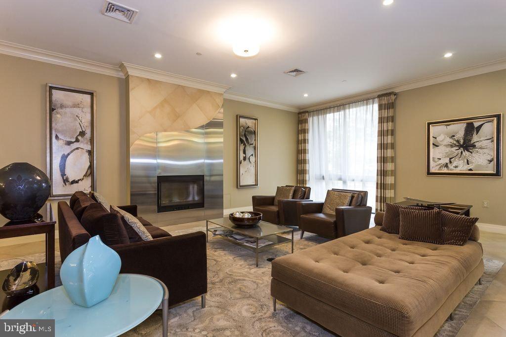 MIDTOWN ALEXANDRIA STATION CONDOMINIUM - Residential Lease