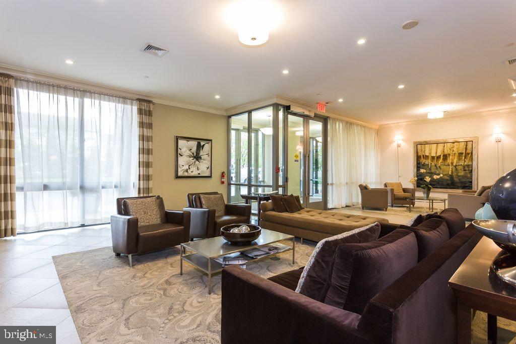 MIDTOWN ALEXANDRIA STATION CONDOMINIUM - Residential Lease