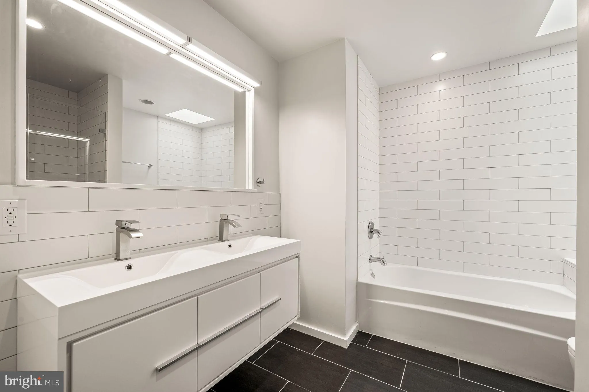 Philadelphia, Pennsylvania 19122, United States, 3 Bedrooms Bedrooms, ,3 BathroomsBathrooms,Residential,Active,99300