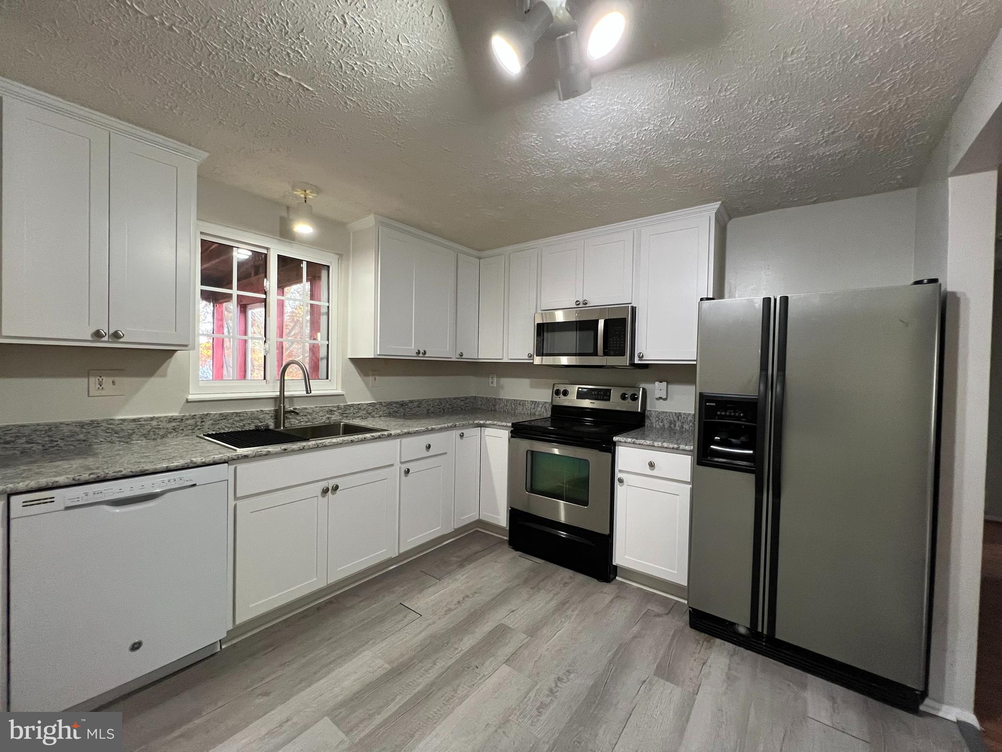 FOX MILL ESTATES - Residential Lease