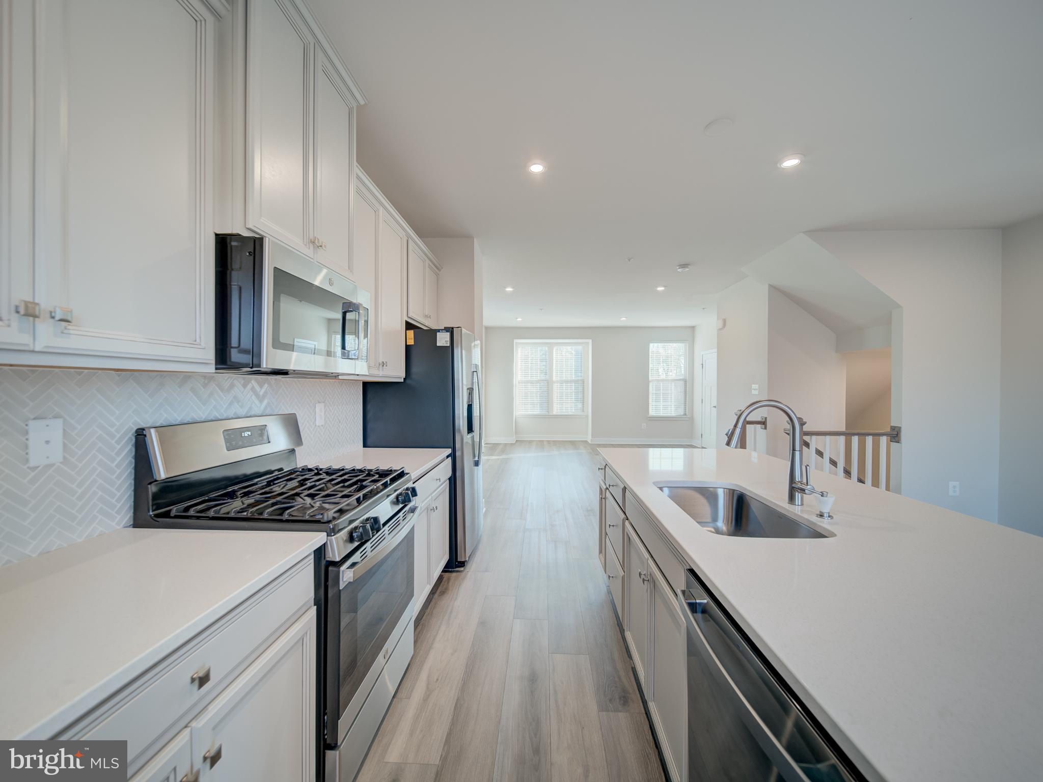 MONTGOMERY VILLAGE - Residential Lease