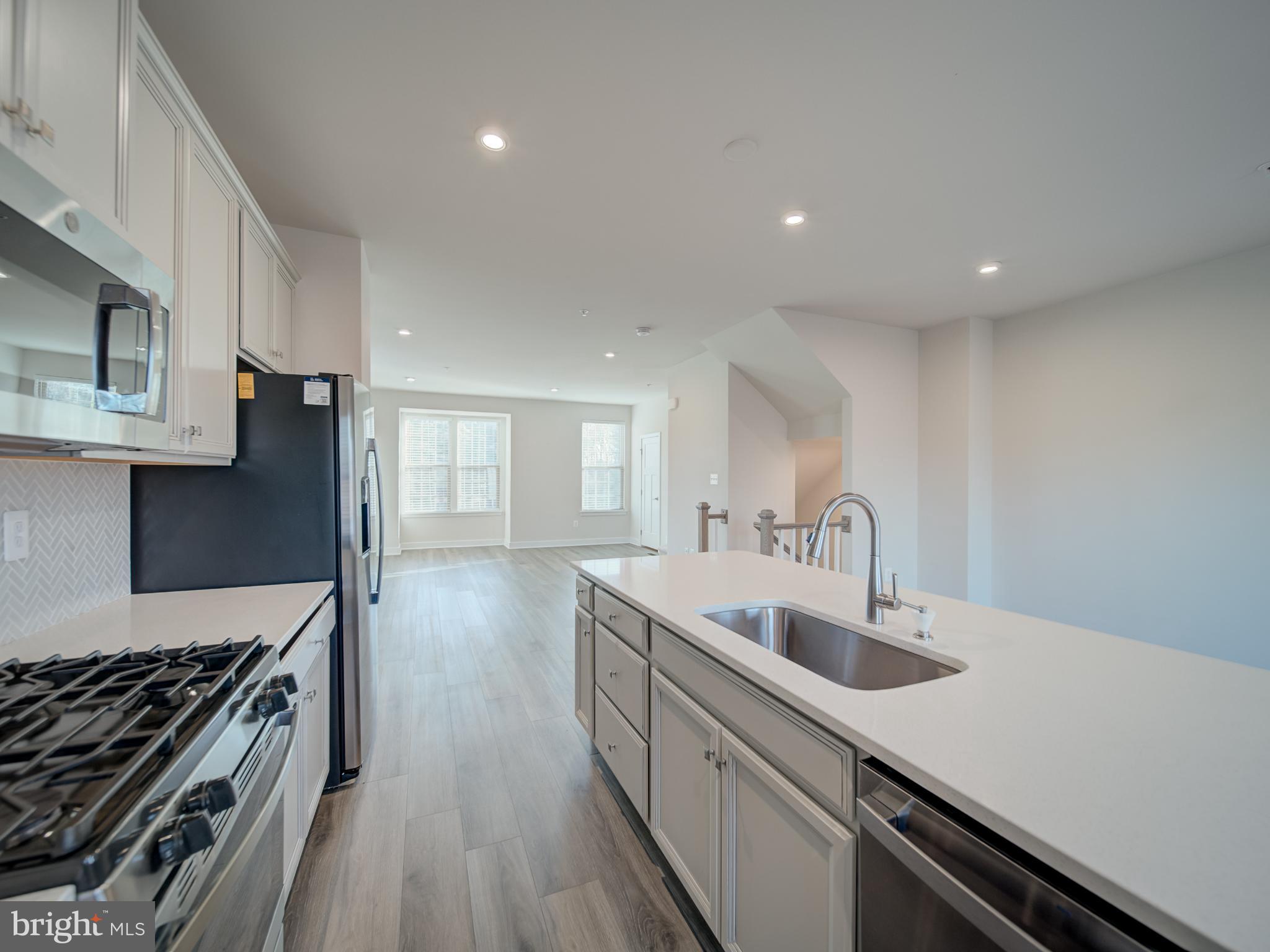 MONTGOMERY VILLAGE - Residential Lease