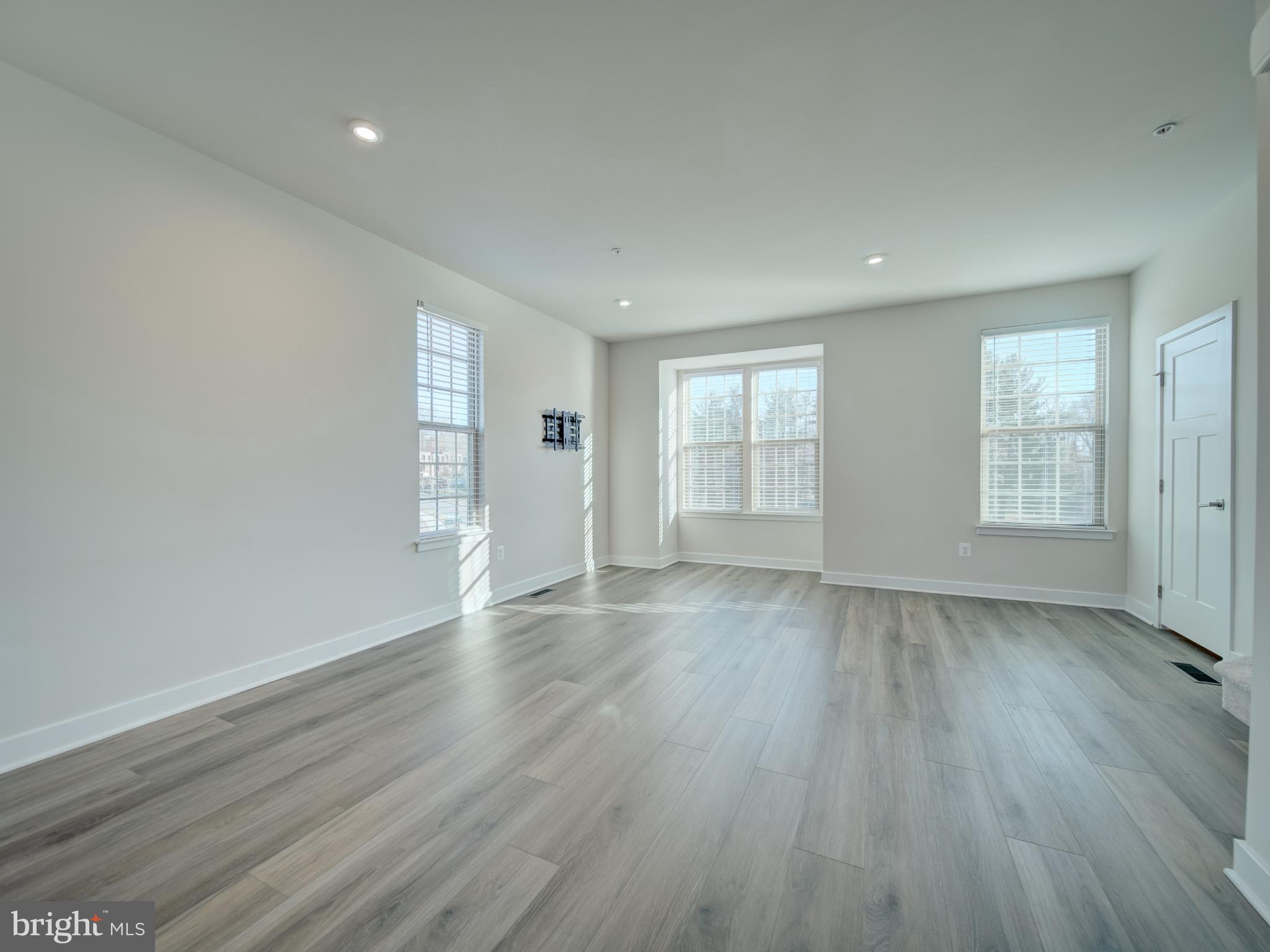 MONTGOMERY VILLAGE - Residential Lease