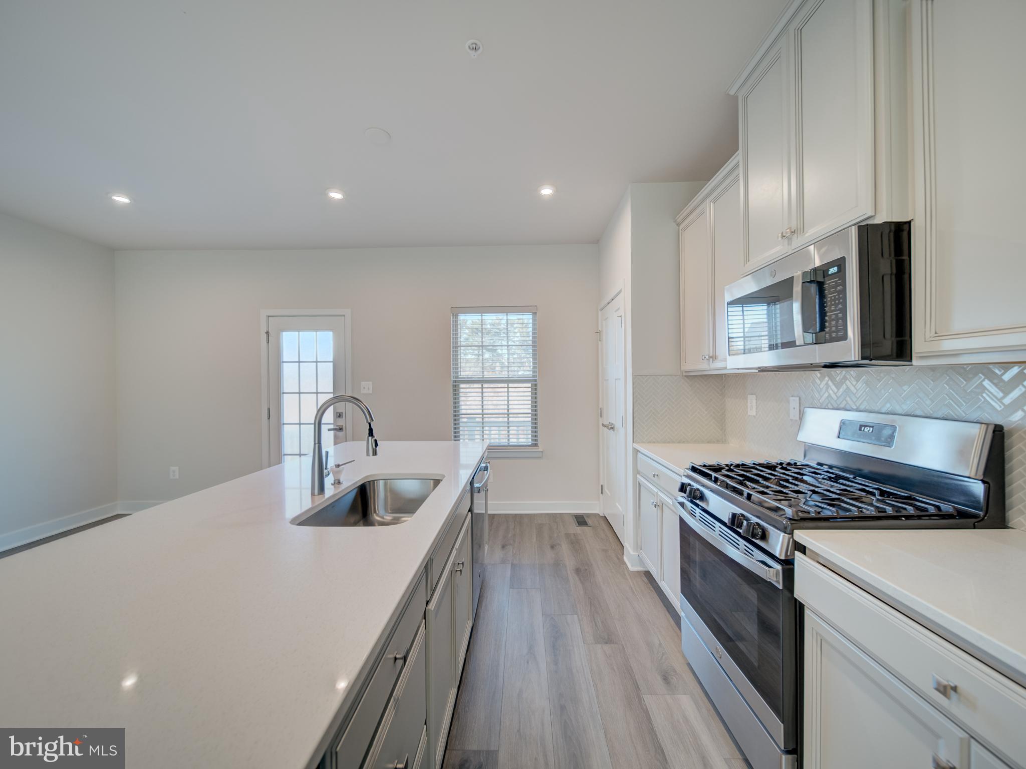 MONTGOMERY VILLAGE - Residential Lease