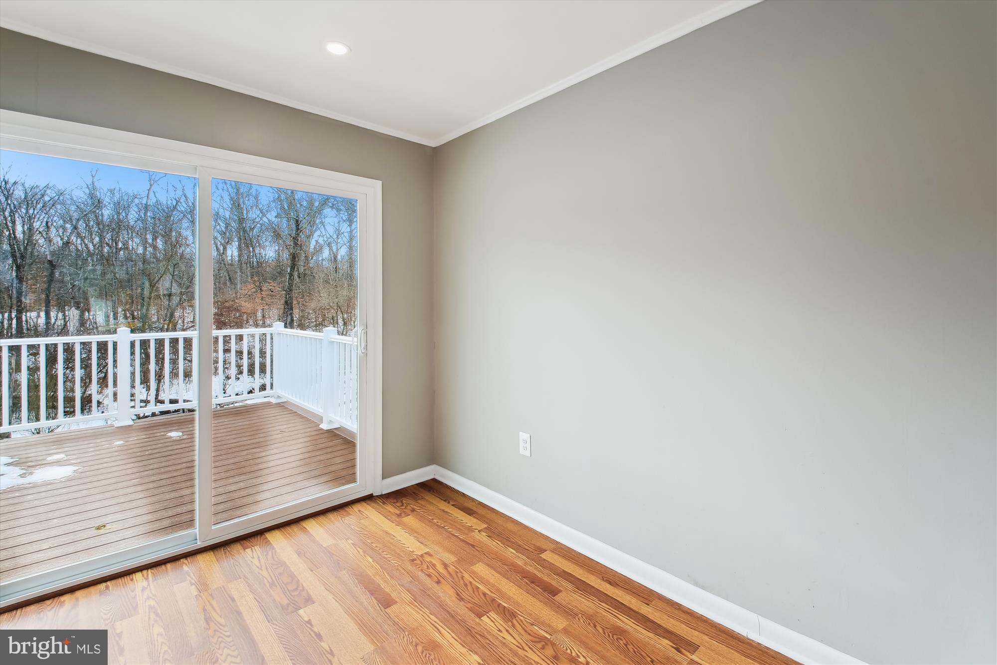 WOODLAND BEACH - Residential Lease