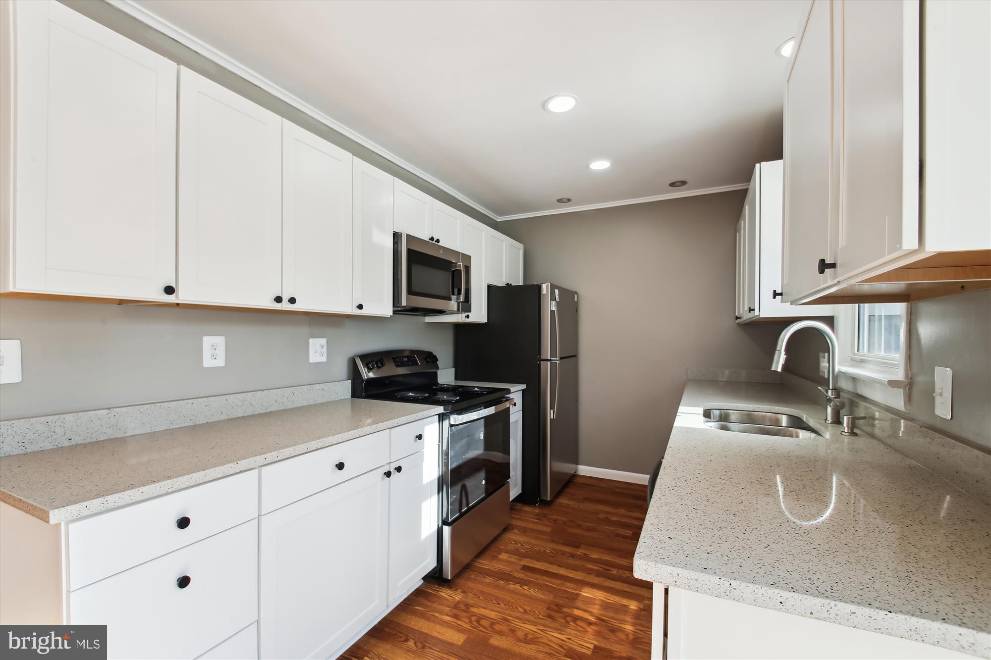 WOODLAND BEACH - Residential Lease