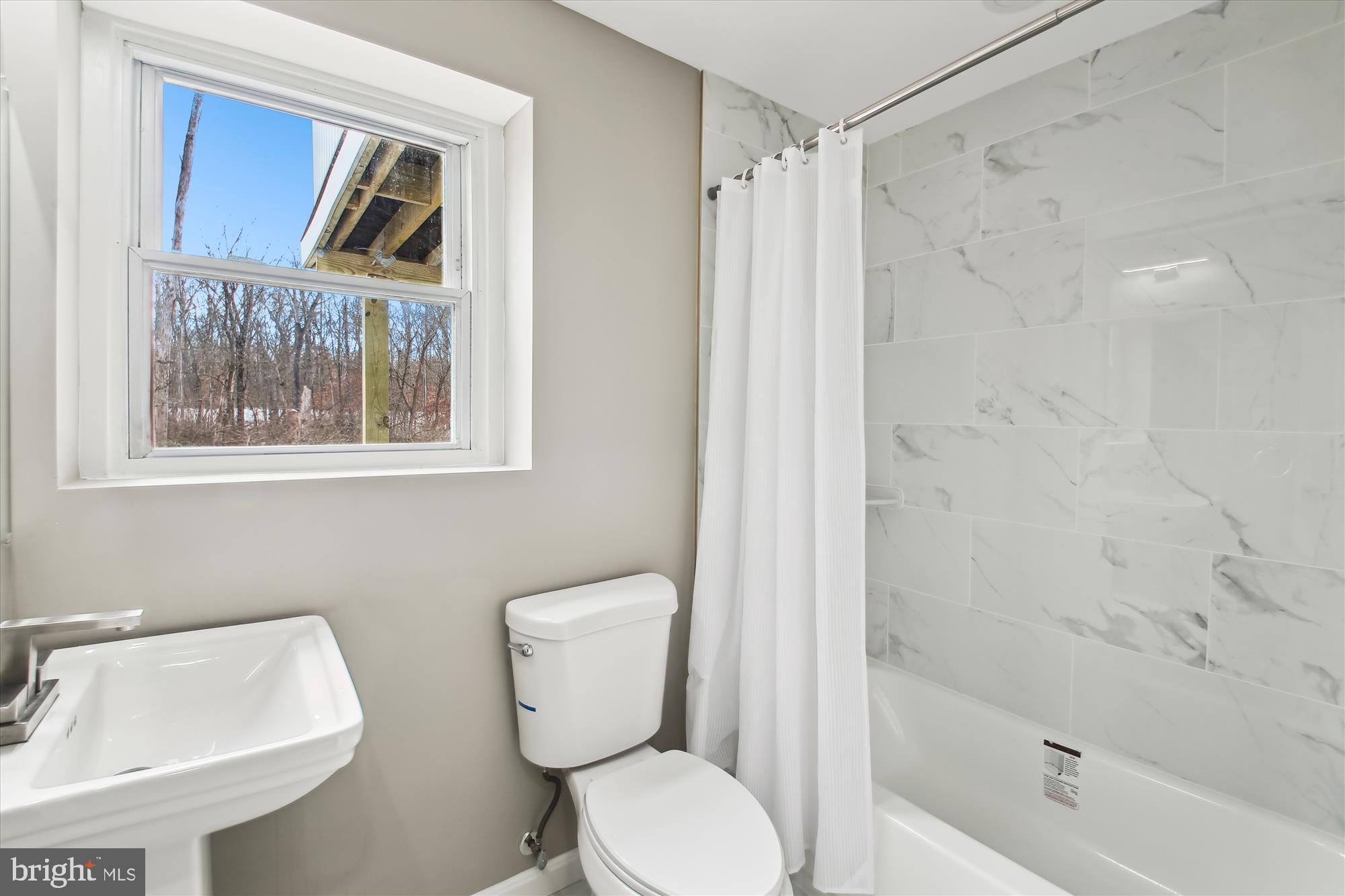 WOODLAND BEACH - Residential Lease