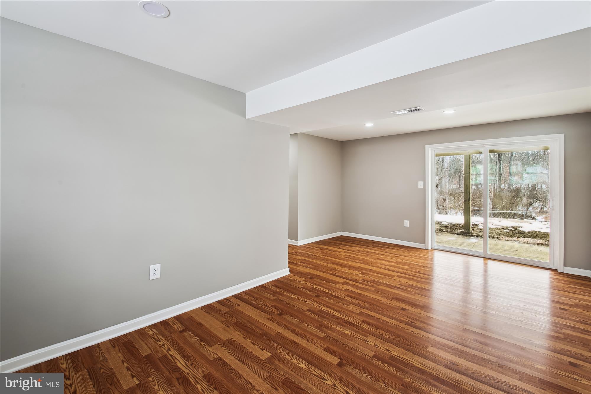 WOODLAND BEACH - Residential Lease