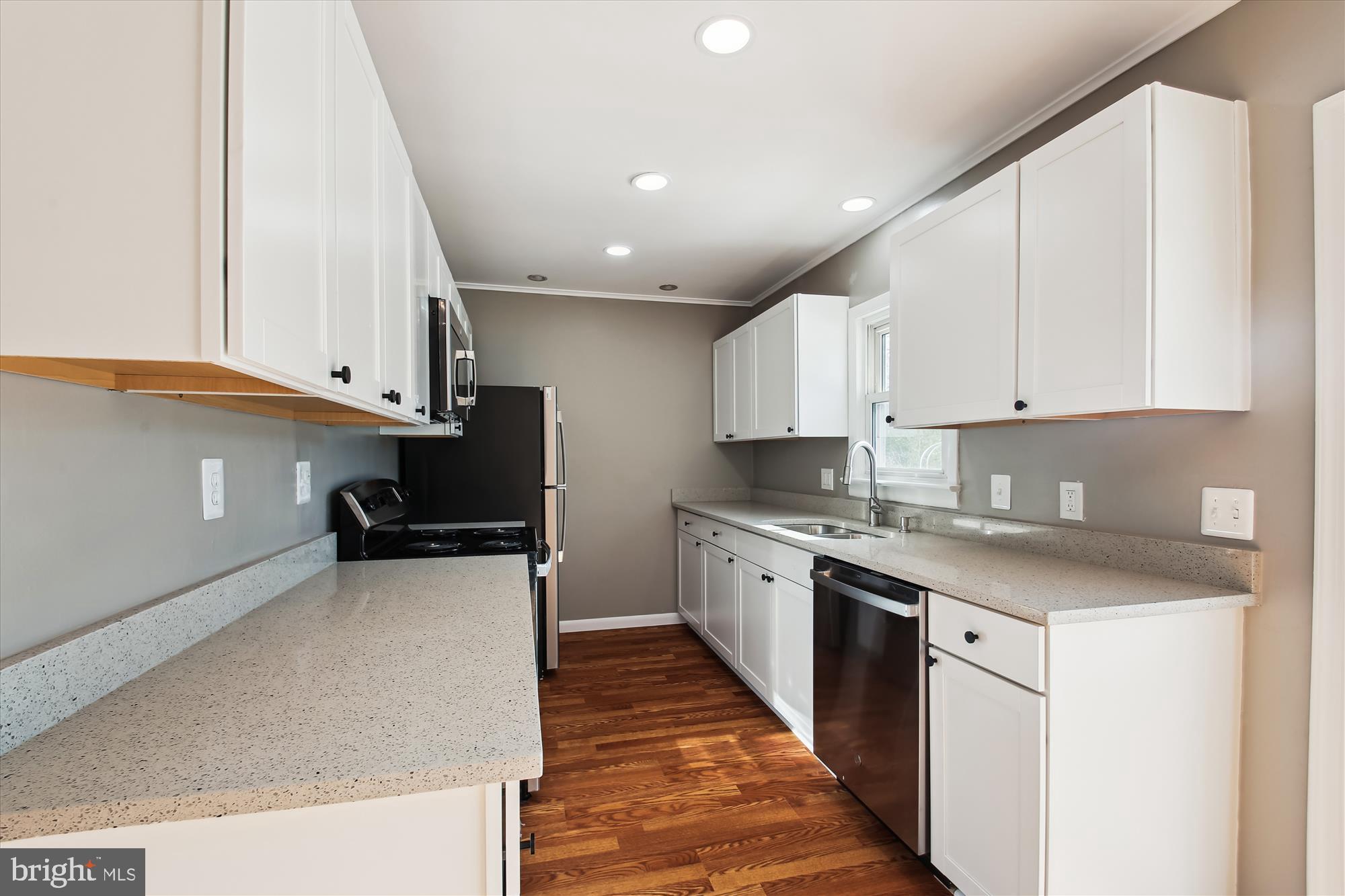 WOODLAND BEACH - Residential Lease