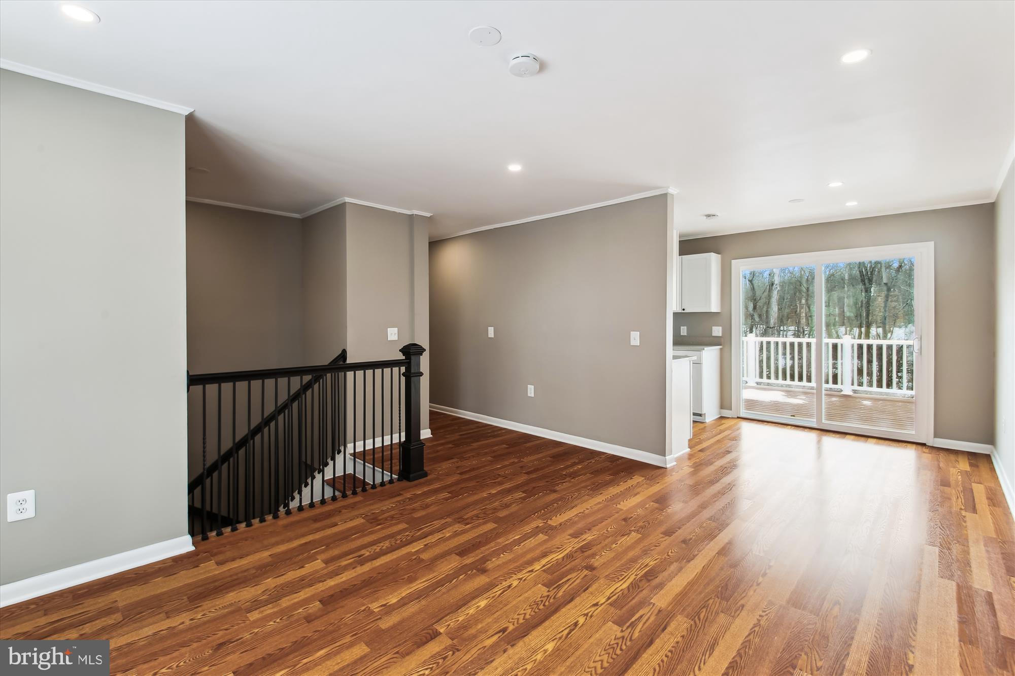 WOODLAND BEACH - Residential Lease