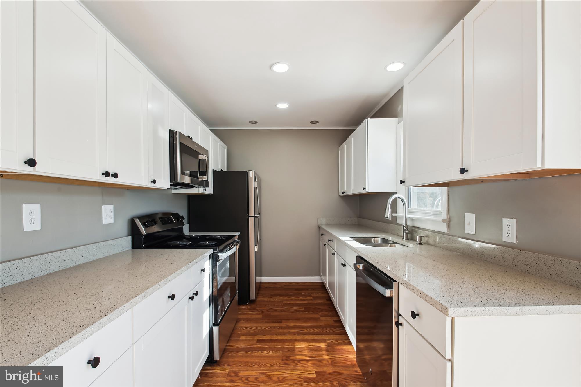 WOODLAND BEACH - Residential Lease