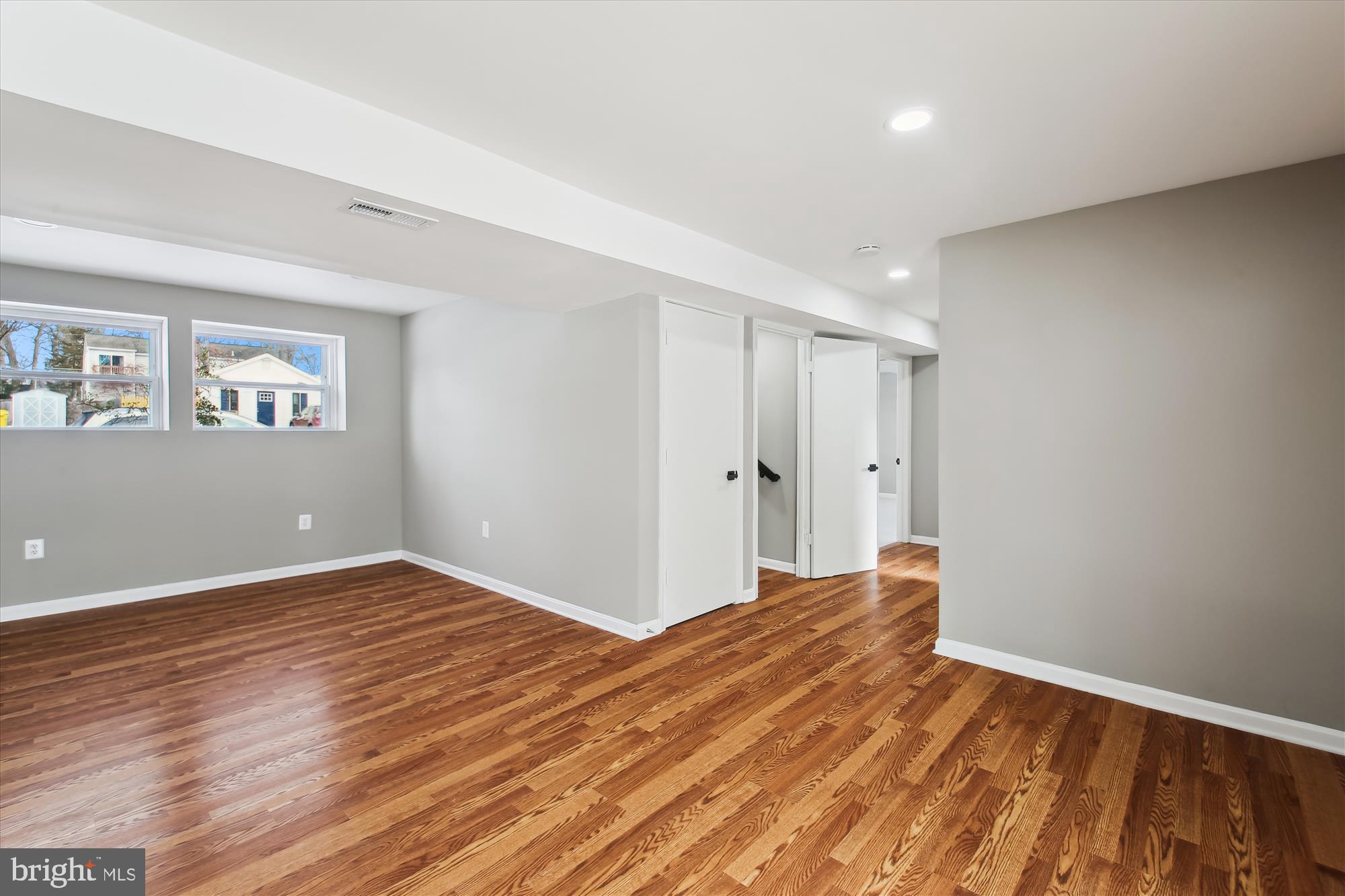 WOODLAND BEACH - Residential Lease