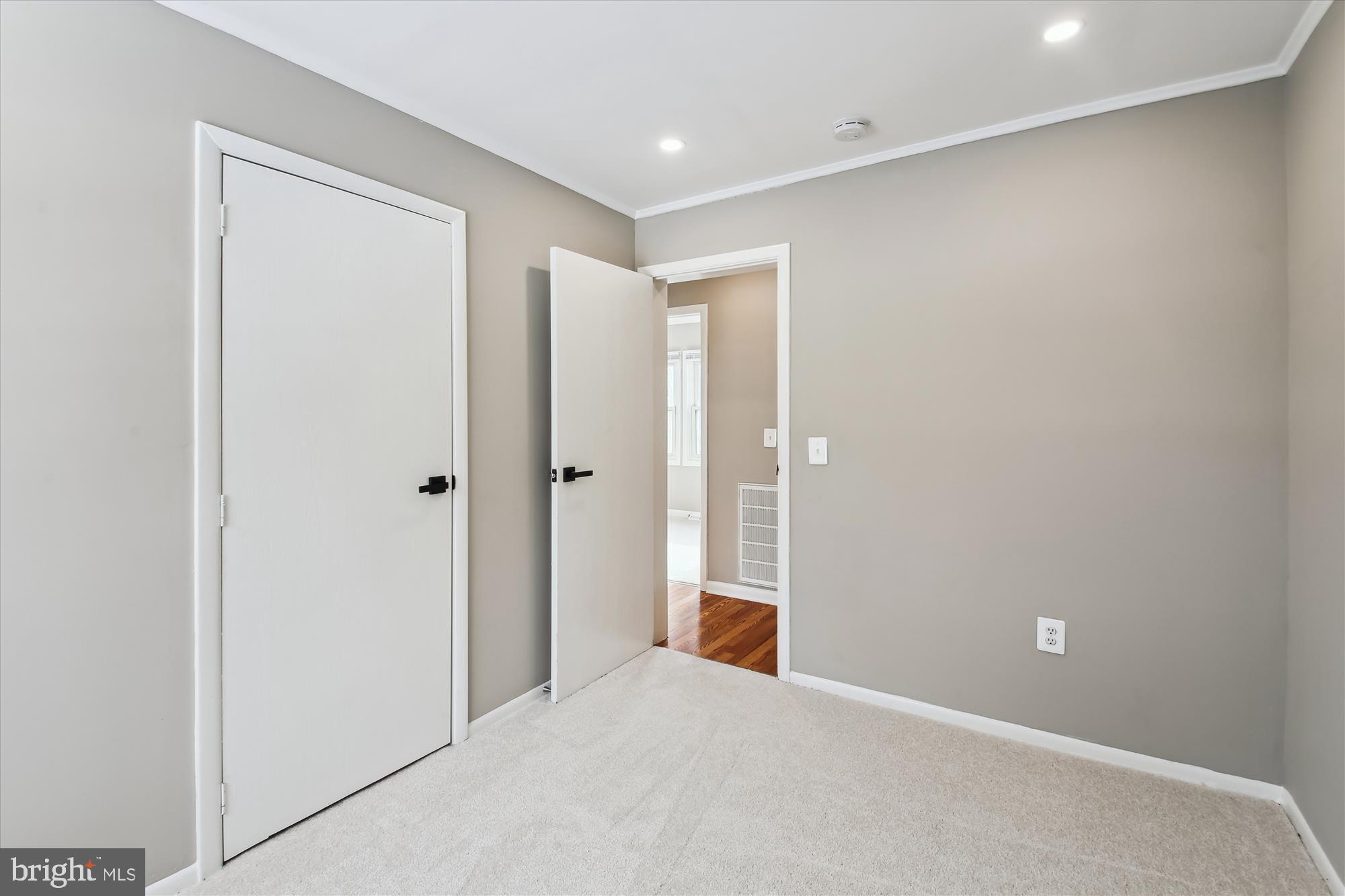 WOODLAND BEACH - Residential Lease