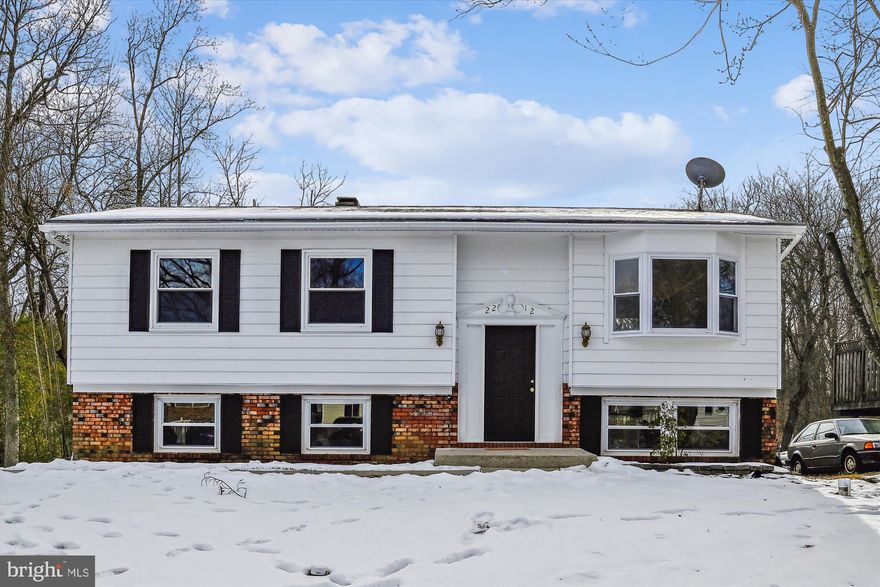 Beautiful split level in the desirable community of Londontown that offers the perfect combination of space, comfort and access to water-oriented amenities.
Totally remodeled from top to bottom, with new kitchen cabinets, stainless steel appliances,  recess lighting, remodeled bathrooms, deck and paint throughout the house .
Natural light floods the home, creating a warm and inviting atmosphere.  Outdoor space is perfect for relaxing, entertaining, enjoying the peaceful surroundings and riding your kayak through the creek. Ideal home  for those seeking a serene lifestyle with access to water based recreation while conveniently located near shops, dining and major routes.