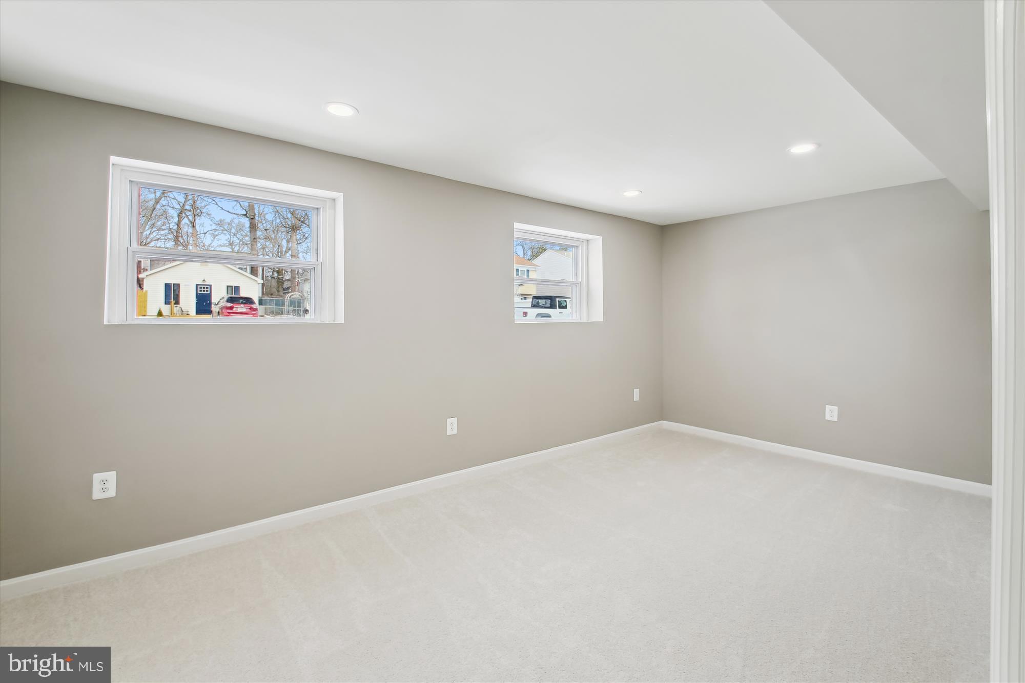 WOODLAND BEACH - Residential Lease