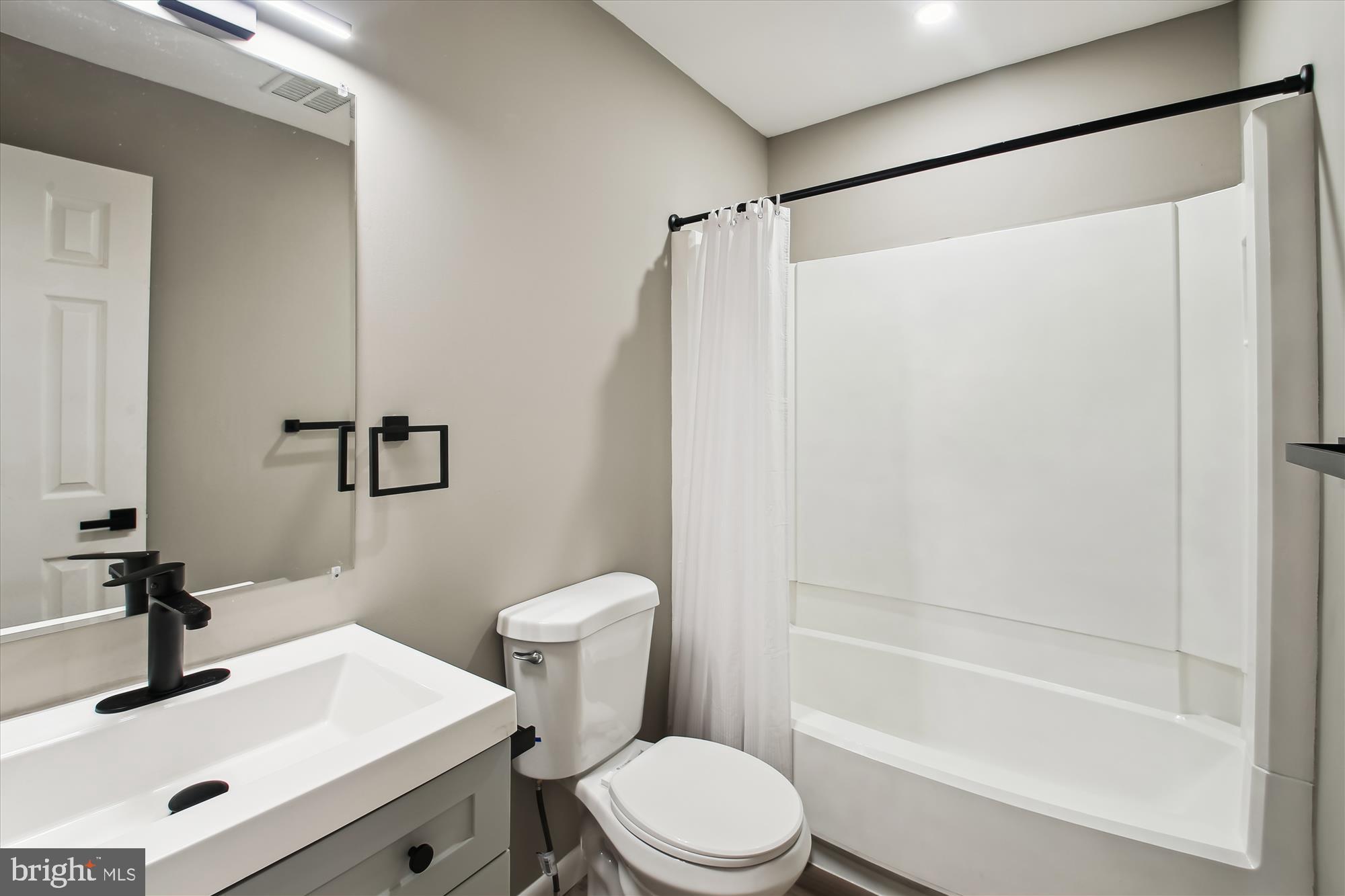 WOODLAND BEACH - Residential Lease