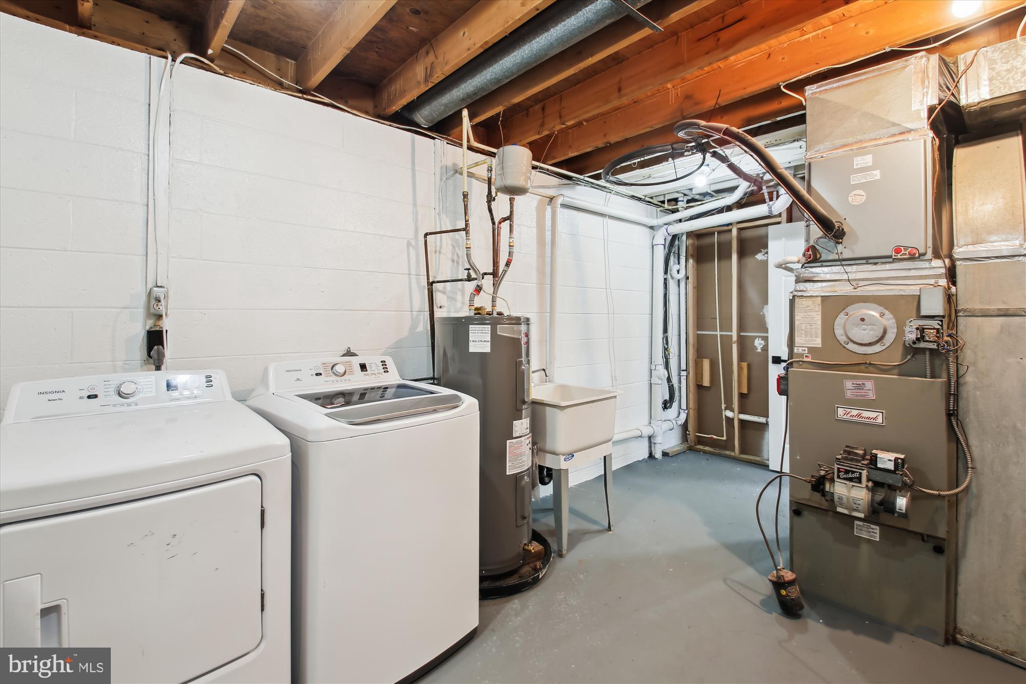 WOODLAND BEACH - Residential Lease