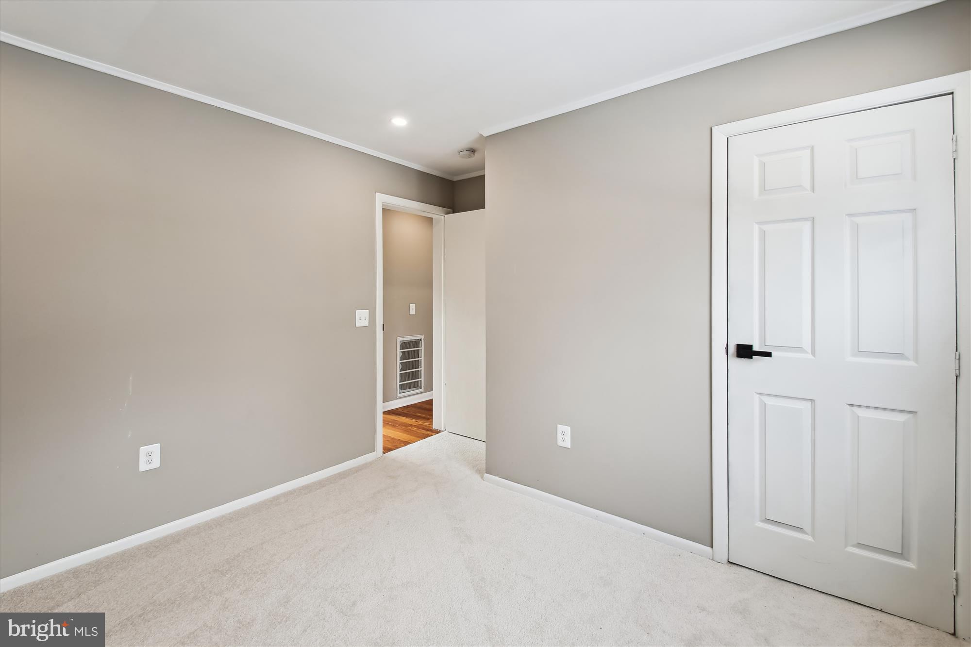 WOODLAND BEACH - Residential Lease