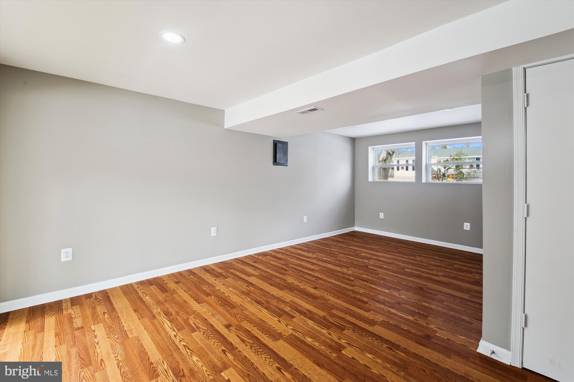 WOODLAND BEACH - Residential Lease