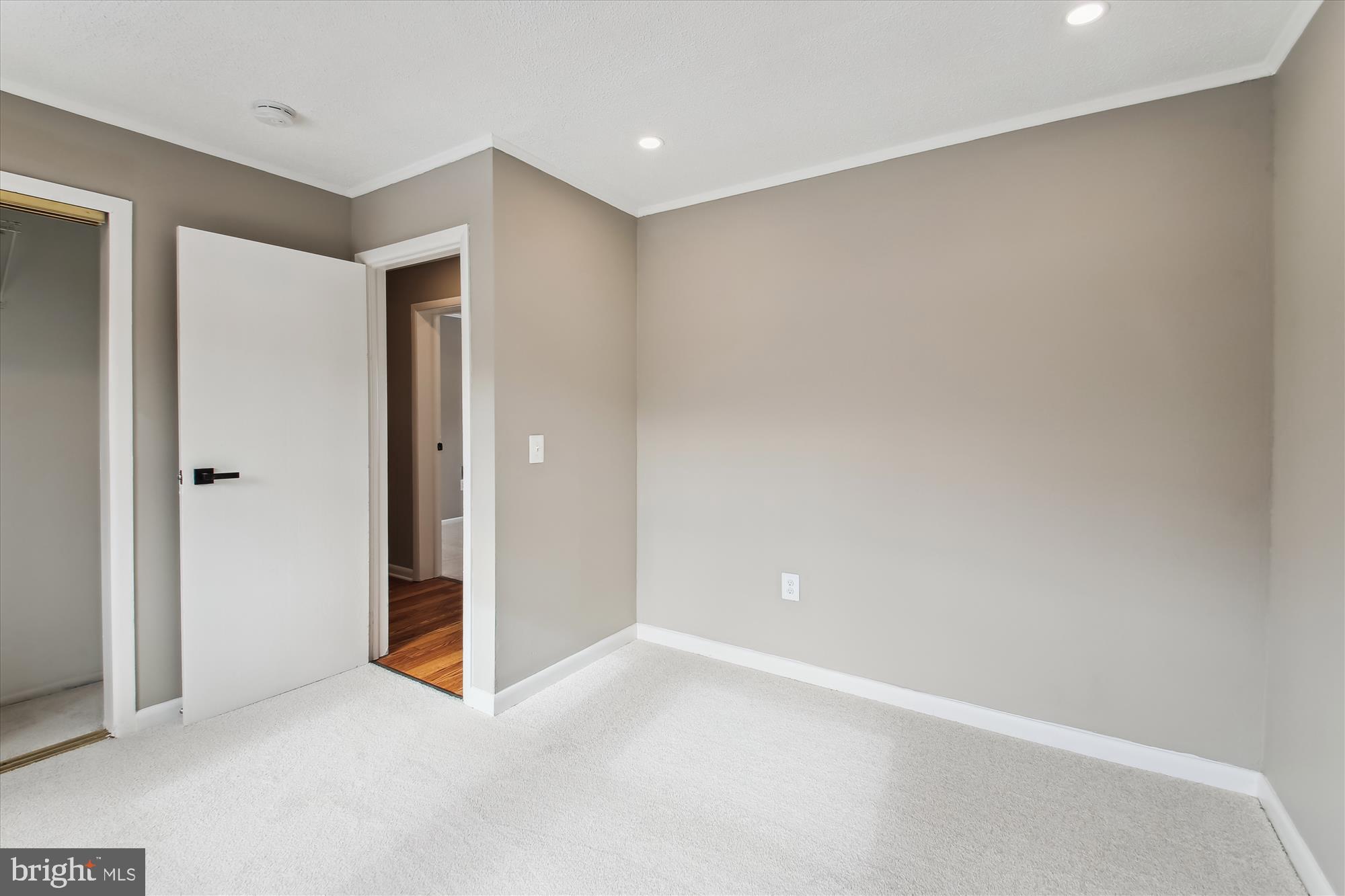 WOODLAND BEACH - Residential Lease