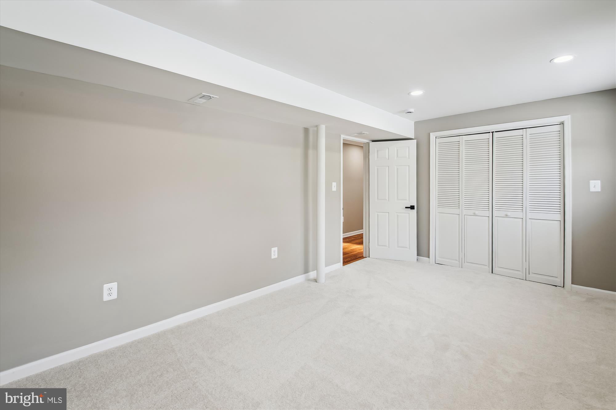 WOODLAND BEACH - Residential Lease