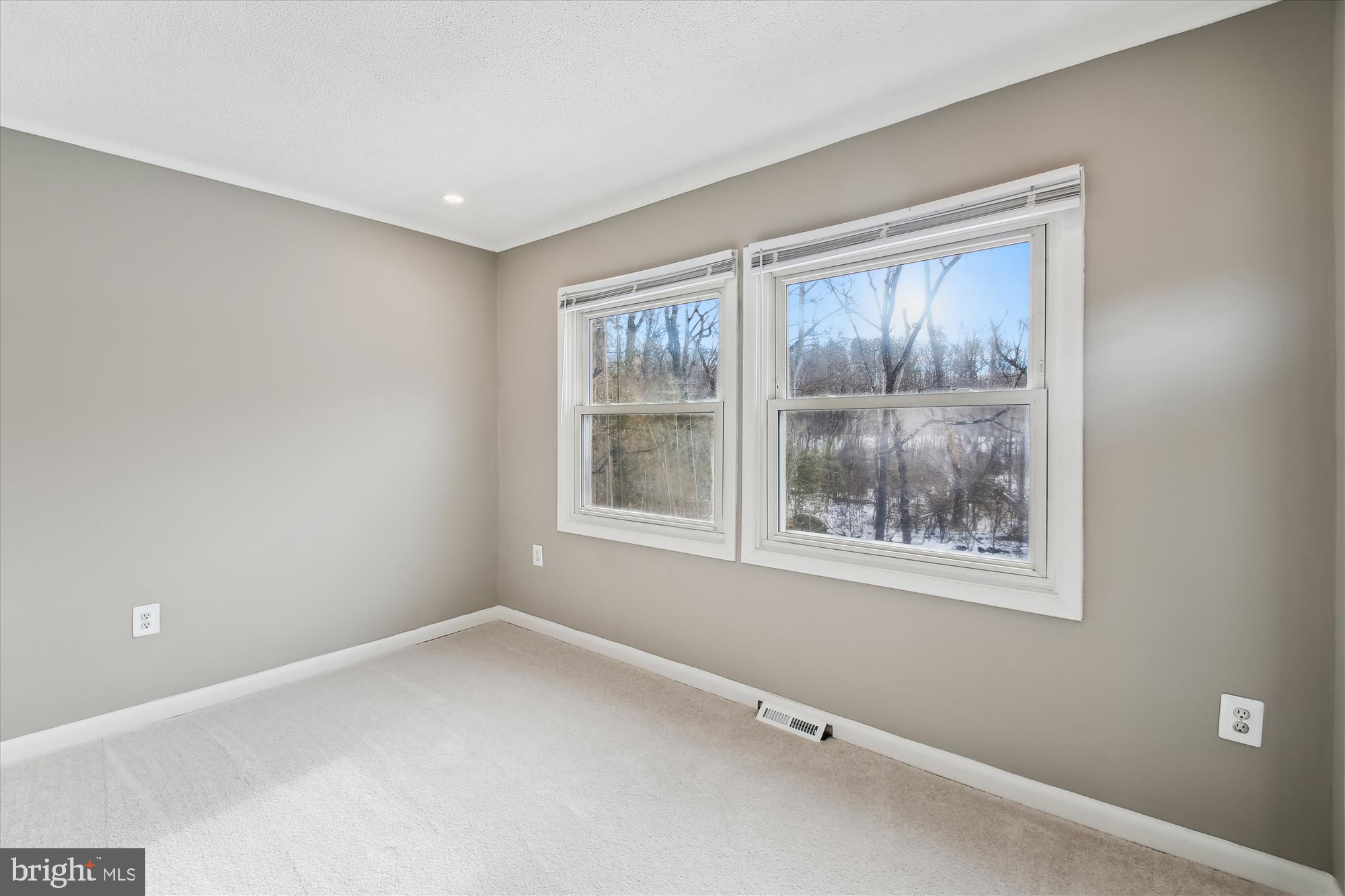 WOODLAND BEACH - Residential Lease