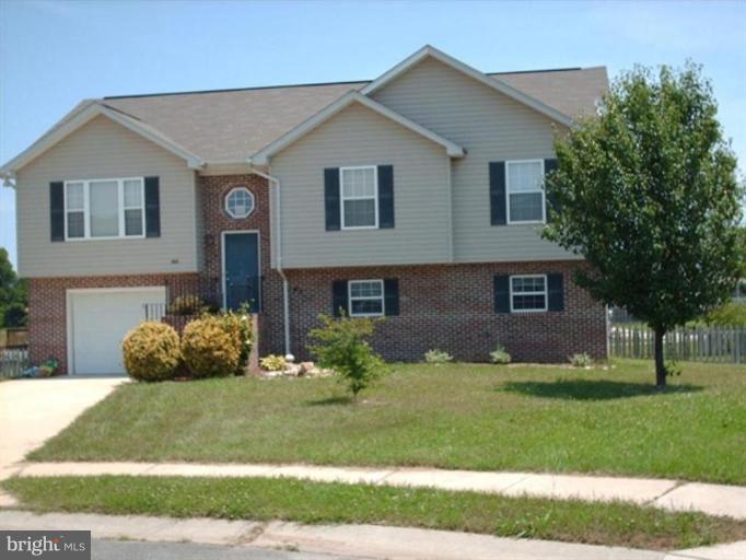 THIS IS A SHORT SALE IN MEADOW LAKE. CONVENIENTLY LOCATED JUST A SHORT DISTANCE TO EVERYTHING...SCHOOLS, PARKS, SHOPPING, DINING AND PAX RIVER!