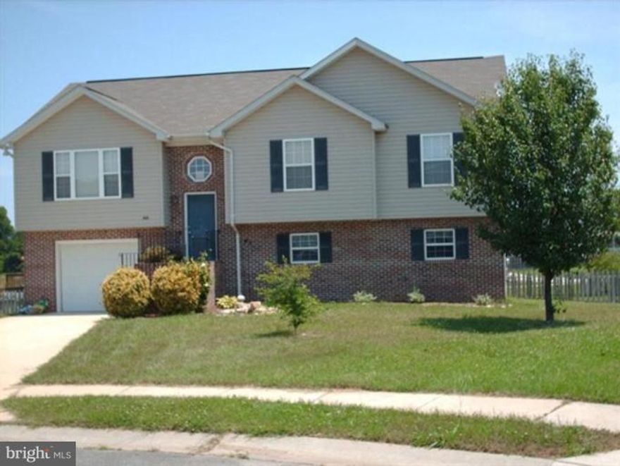 THIS IS A SHORT SALE IN MEADOW LAKE.  CONVENIENTLY LOCATED JUST A SHORT DISTANCE TO EVERYTHING...SCHOOLS, PARKS, SHOPPING, DINING AND PAX RIVER!