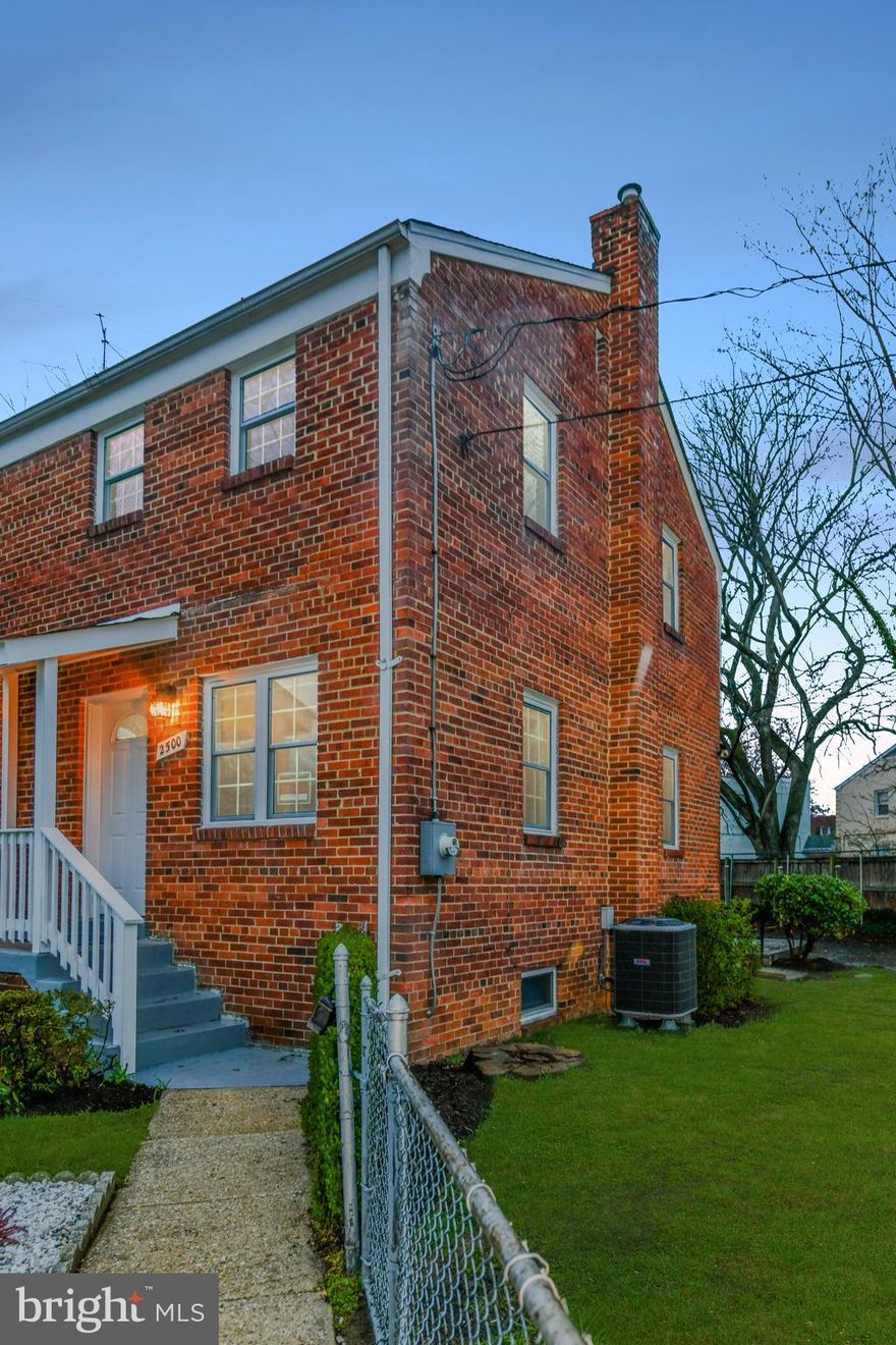 RENOVATED DUPLEX WITH 3 FINISHED LEVEL. OPEN FLOOR PLAN, HARDWOOD ON  UPPER TWO  LEVELS,  BEAUTIFUL KITCHEN , SS APPLIANCES, GRANITE COUNTER-TOPS, 2nd LEVEL W/ 2 LARGE BEDROOMS & A FULL BATH.  FINISHED LOWER LEVEL W/OPEN SPACE FOR RECREATION AND FULL BATH,  WALKOUT BASEMENT, FENCED YARD!!