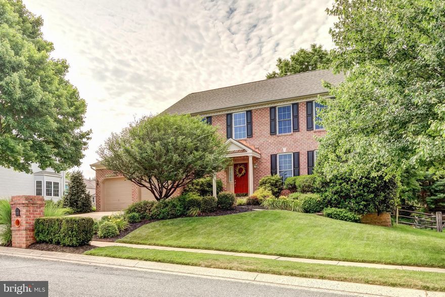 Beautiful colonial in Spenceola Farms priced to sell! Updated kitchen with granite,SS app.,ceramic tile bckspsh & island.Finished basement with rec rm.,den/off. & full bath.New carpeting;hardwood flooring;upd. roof;9',Vaulted & tray ceilings;Gas FP;built-in cab.,desks & fish tank.Professionally landscaped yard with large patio,sprinkler sys.,fish pond,fence & custom lighting! 1 year Home warranty!