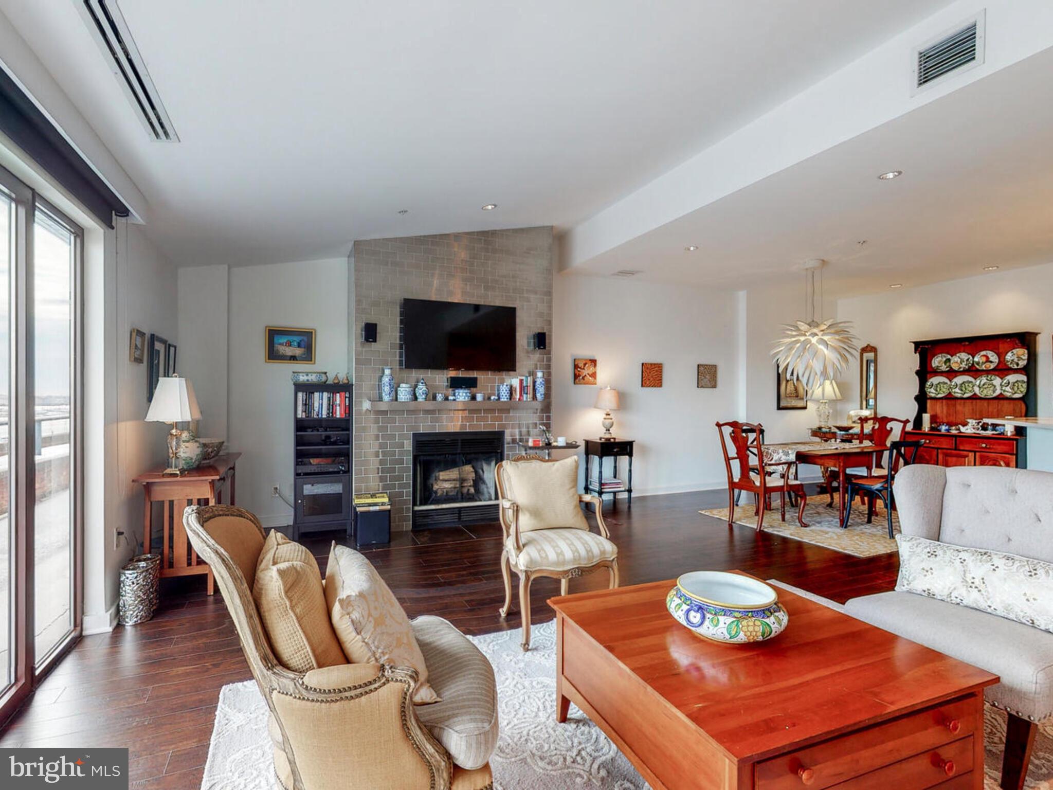 HENDERSON'S WHARF - Residential