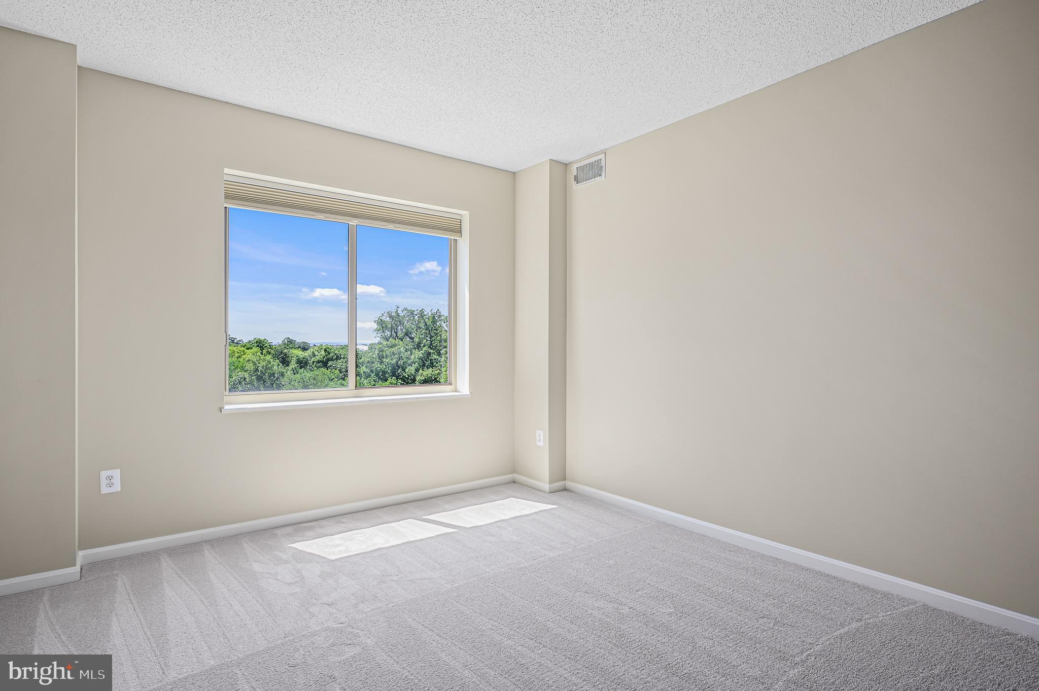 LANSDOWNE WOODS - Residential