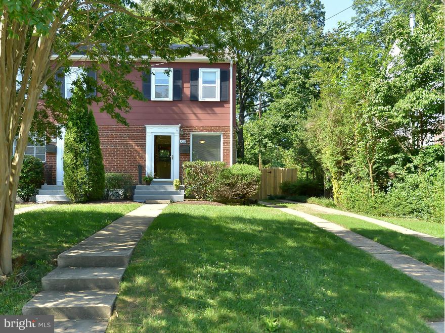 Great location, 3 level home sweet home! Refinished hrdwd flrs, sunny living/dining rm, open kitchen/eat-in counter space. Walk-out lower level rec rm, laundry, updated bath. Deck overlooks flat yard. New fence/gate to back street access. Attic storage, shed, $10,000 generator- never be w/o power again! No condo/HOA fees. Near Rec Center, shopping, GW Parkway, Old Town plus access to I-495, metro!