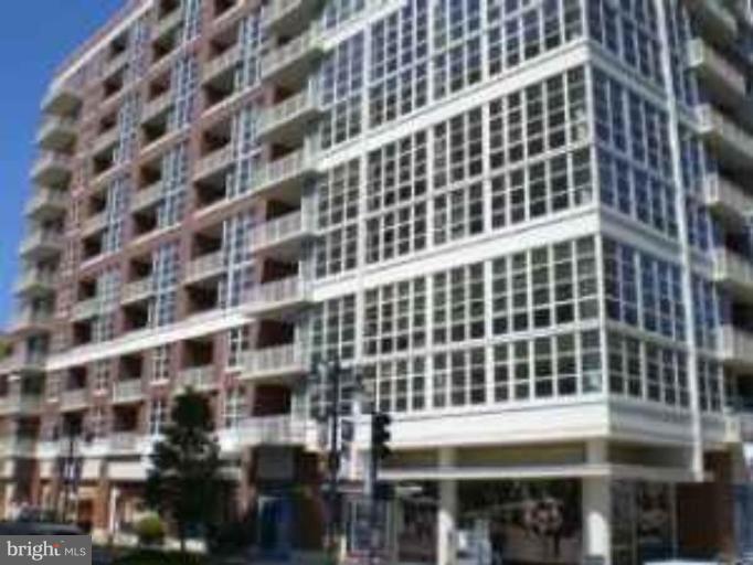 Available immediately. Attractive one bedroom condo at National Harbor with water views from balcony, plus garage parking. Hardwood floors,gourmet kitchen with island, granite counters & stainless steel appliances. Water taxi service, steps to pier, restaurants & shopping. Fitness center, bar, concierge service and more!