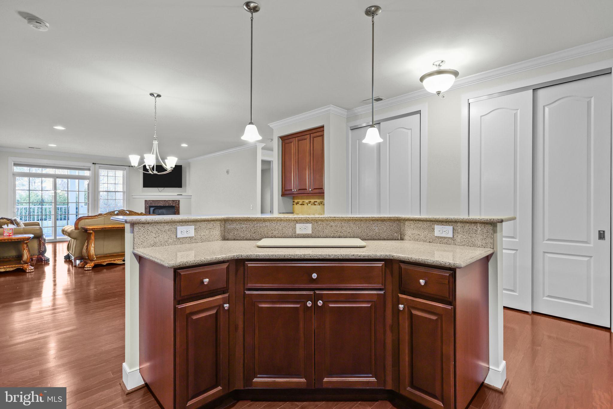 MERIDIAN VALLEY SQ - Residential