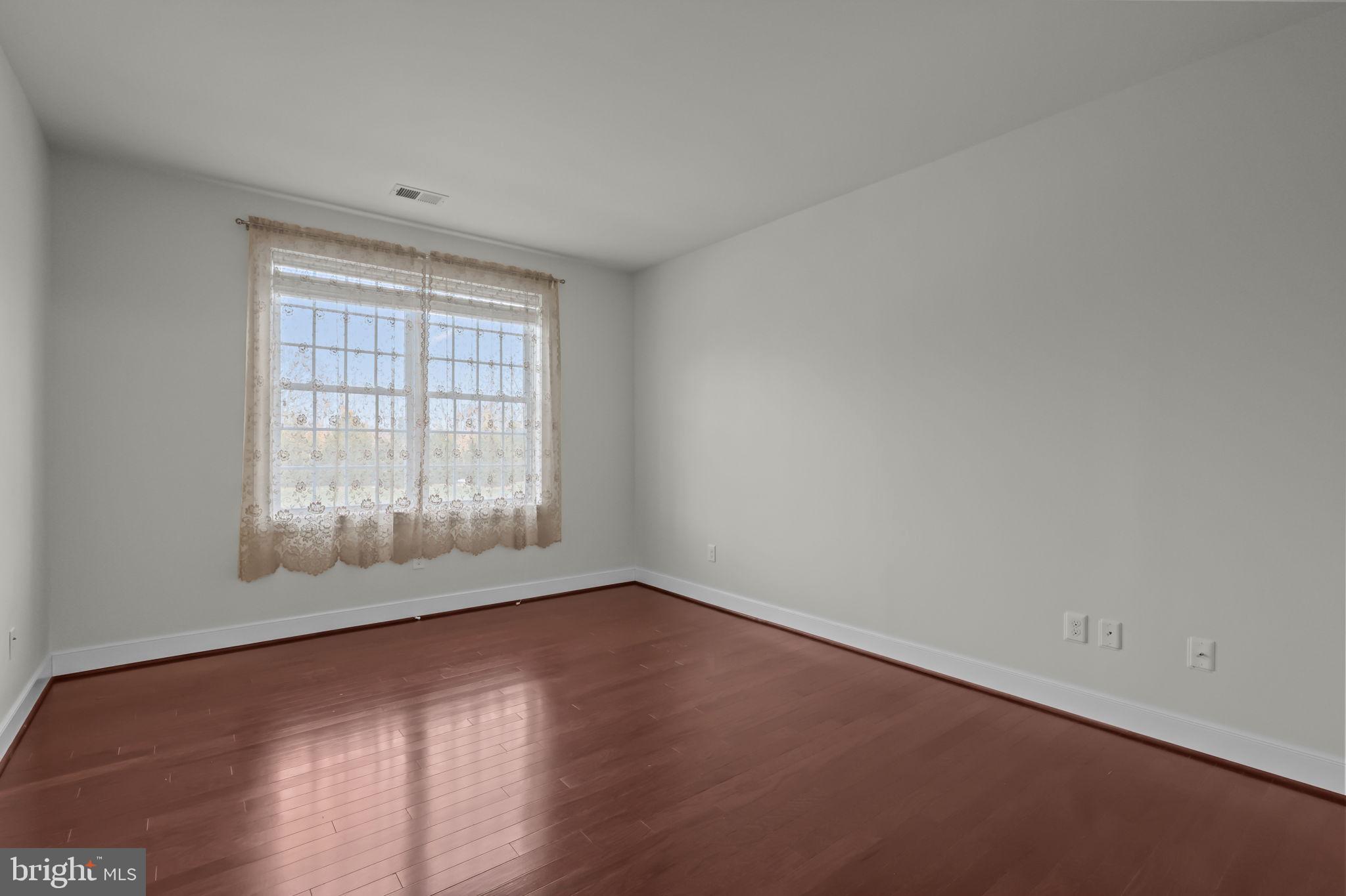 MERIDIAN VALLEY SQ - Residential