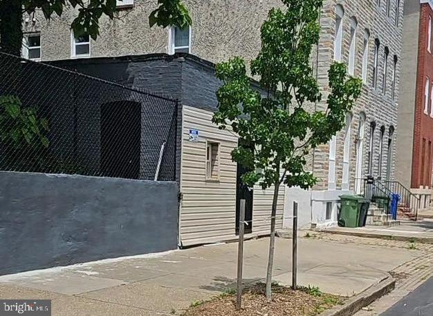 COMMERCIAL SPACE AVAILABLE!!! USE AS A SMALL SPA, SALON, BARBERSHOP, OFFICE, STORAGE AND MUCH MORE.
PLENTY OF STREET PARKING
RECESS LIGHTS, POWDER ROOM, HARD SURFACED FLOORING AND MOUNTED TELEVISION.
TWO DESK AND FILE CABINETS AVAILBLE IF NEEDED.
Apply using this link https://apply.link/GWMBBH8