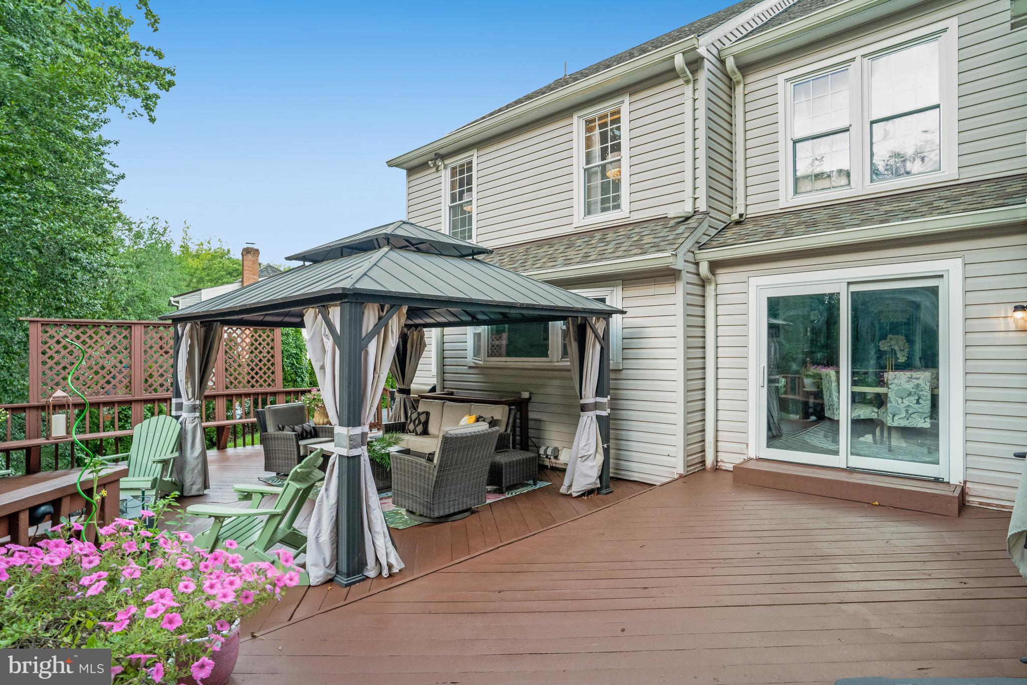 BURKE LAKE ESTATES - Residential