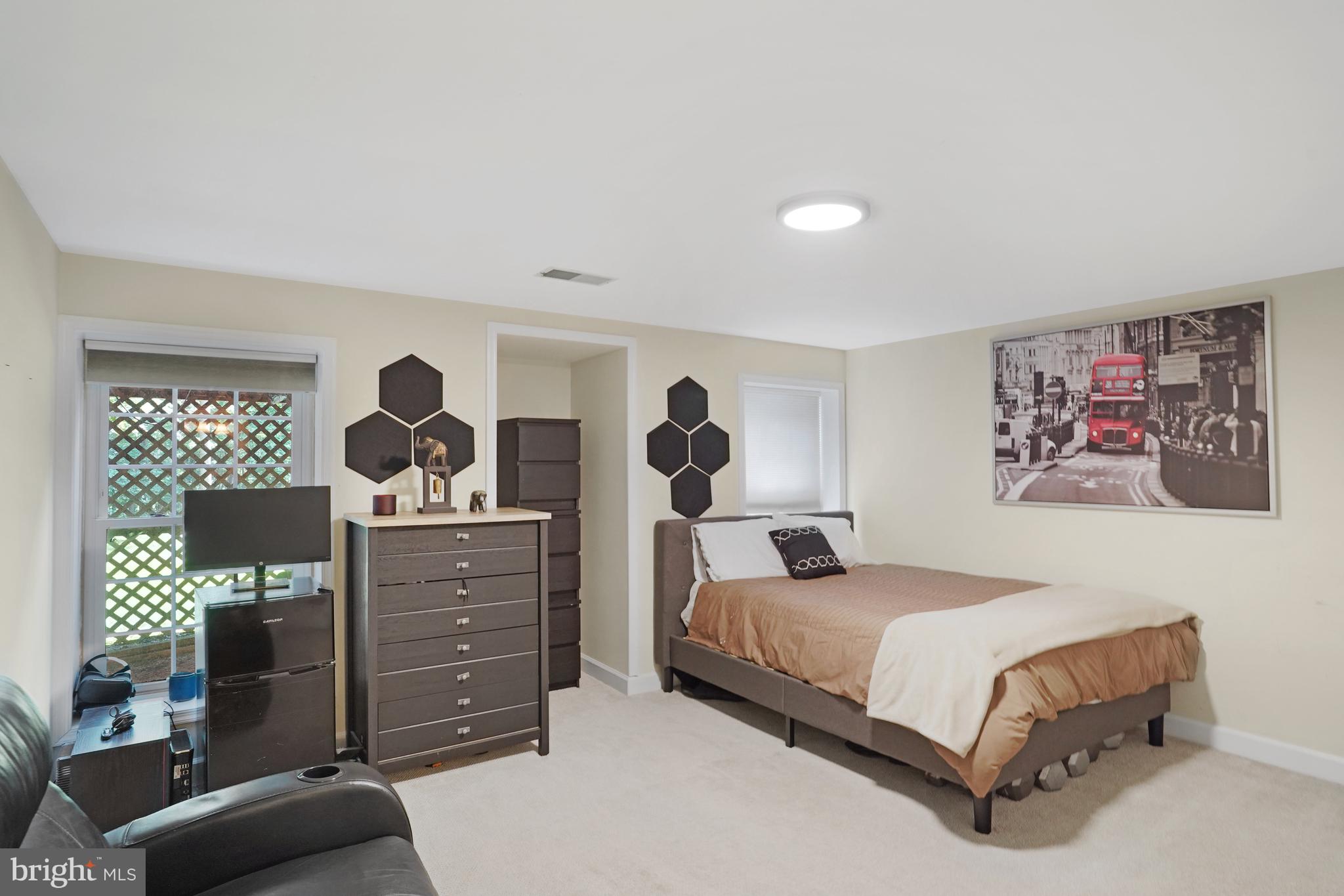 BURKE LAKE ESTATES - Residential