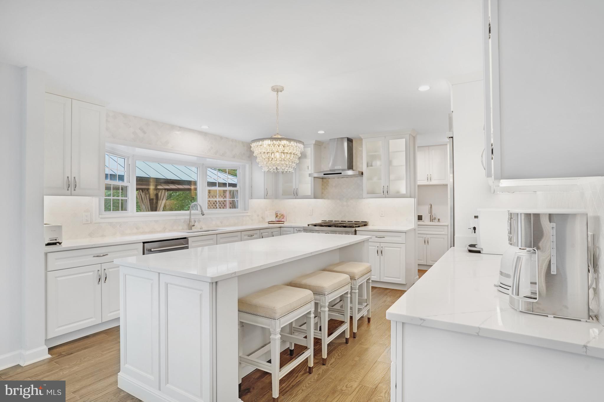 BURKE LAKE ESTATES - Residential