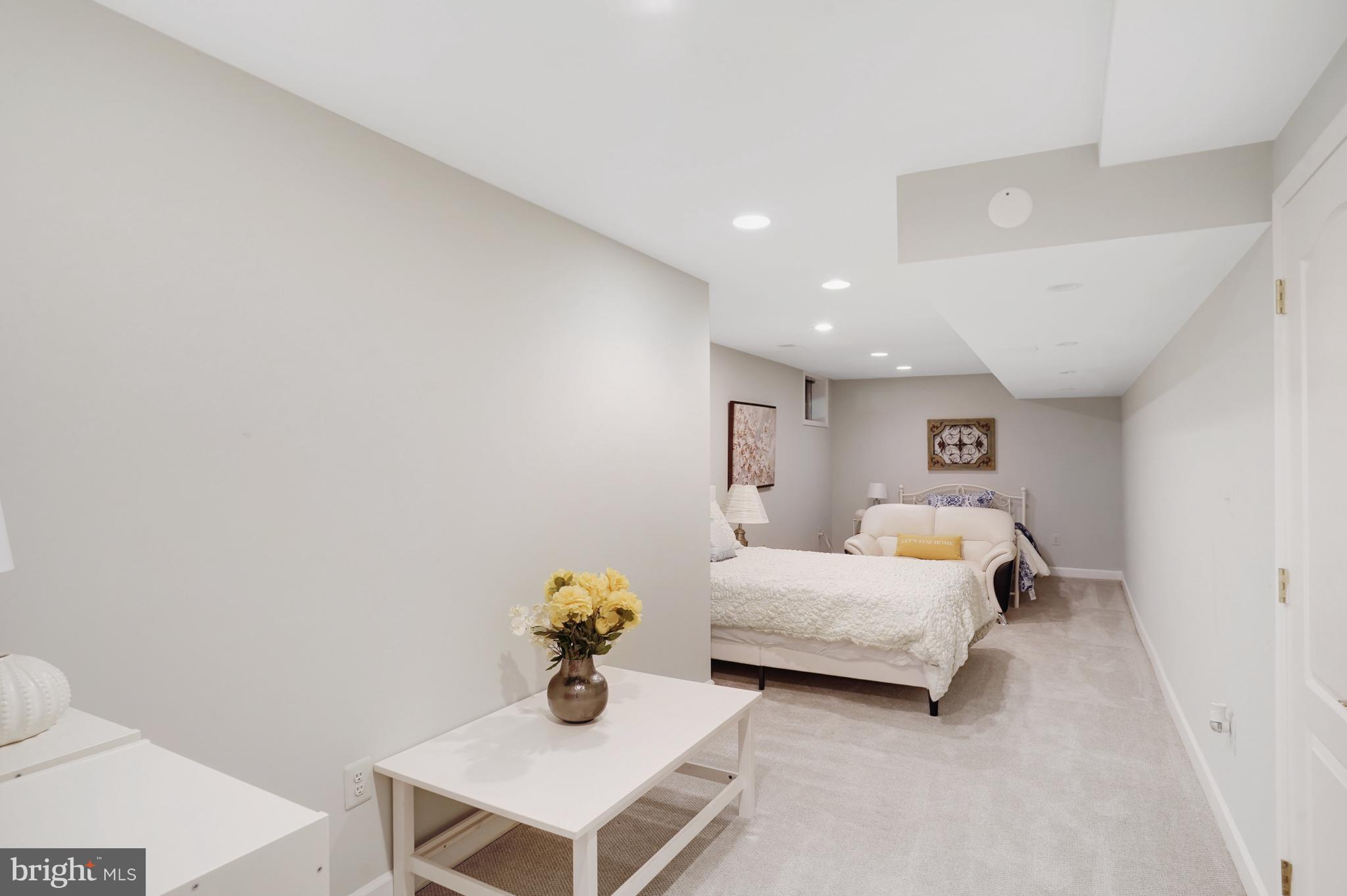 BURKE LAKE ESTATES - Residential